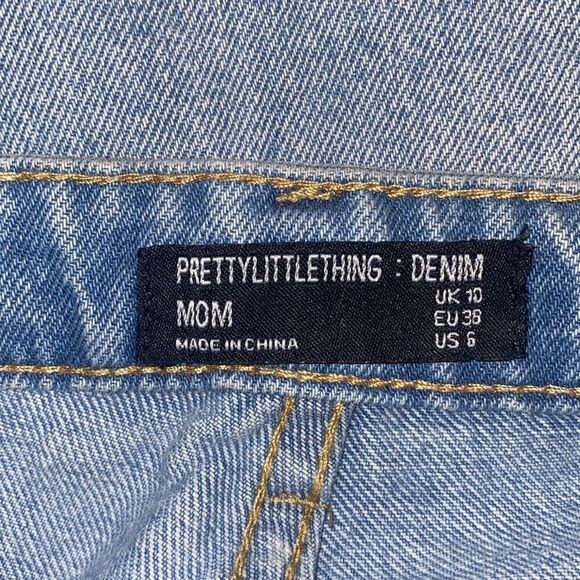 ✨HP✨PRETTYLITTLETHING Light Wash Ripped Mom Jeans✨ - Picture 6 of 9